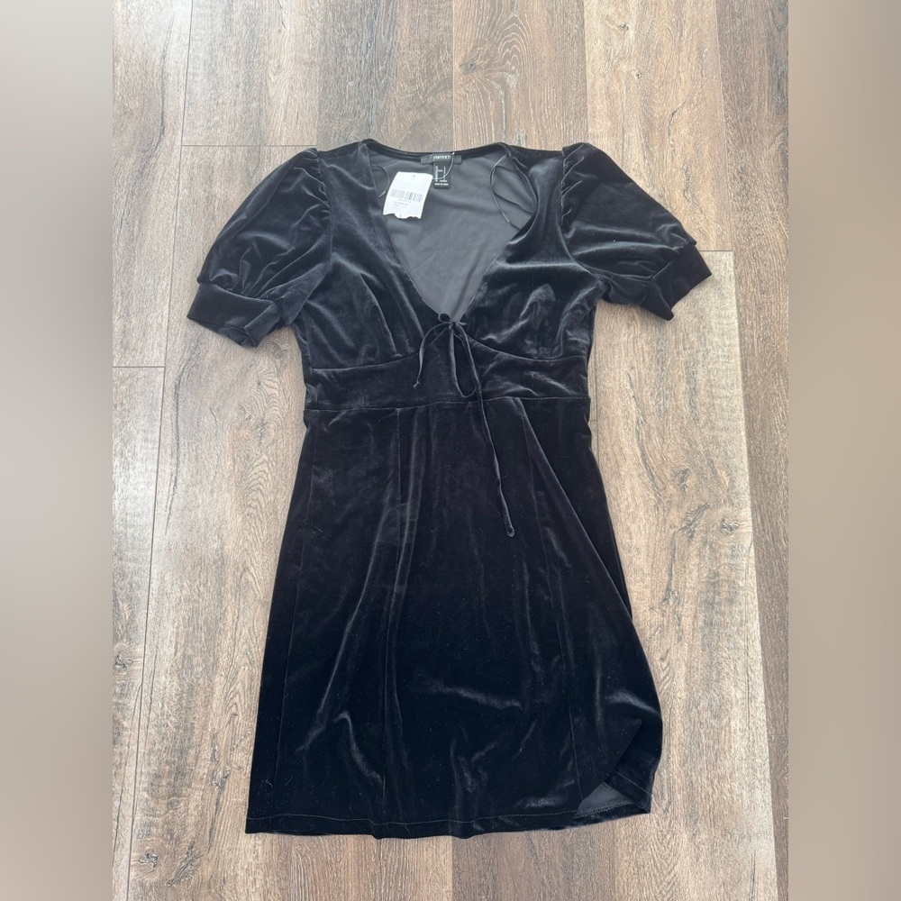 Forever 21 Black Velvet  Dress, juniors size large. New with tags!